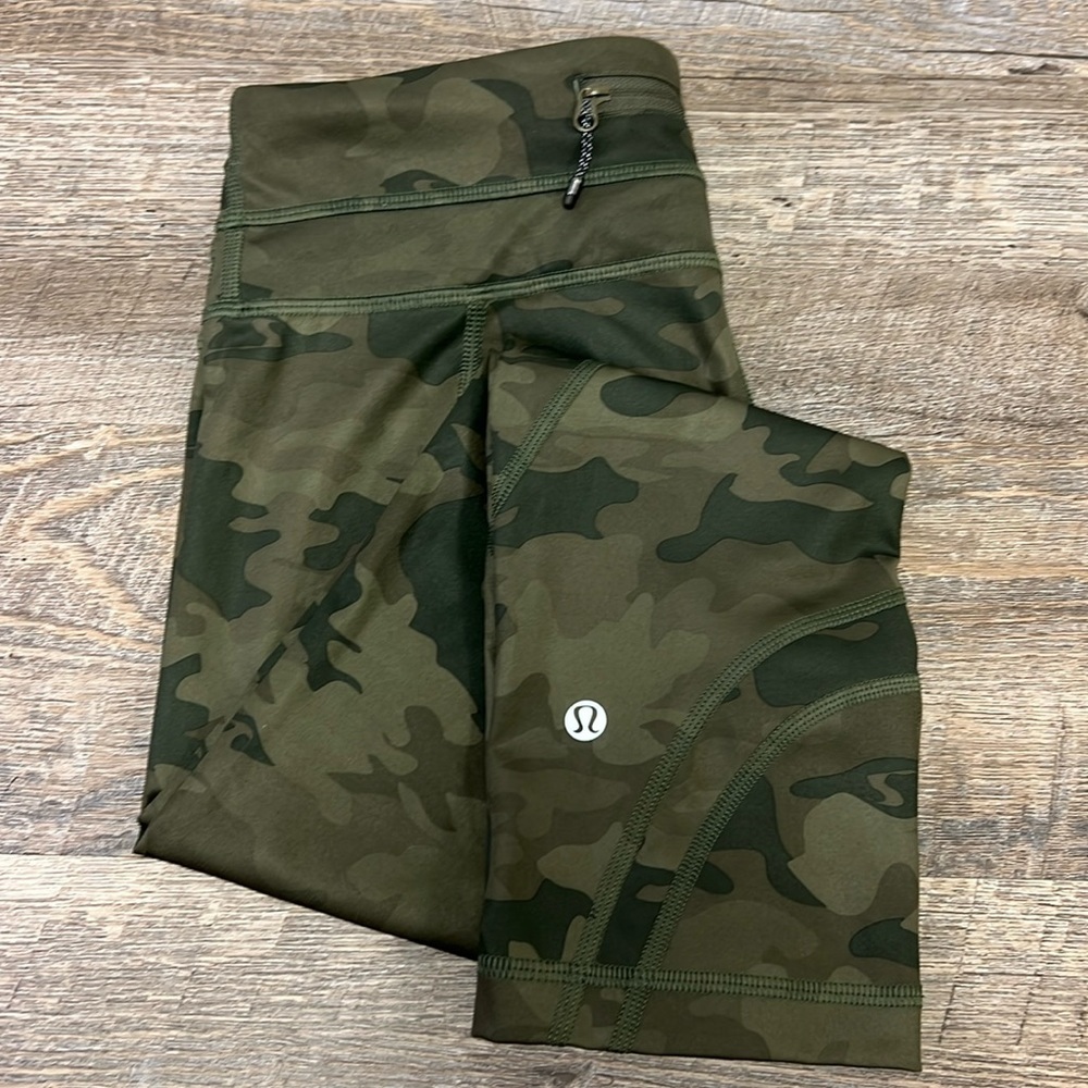 Lululemon Women’s Green Camouflage Crop Leggings Size 6